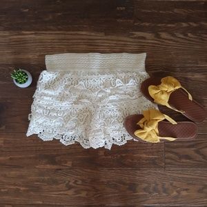 Papaya sz M frill white shorts